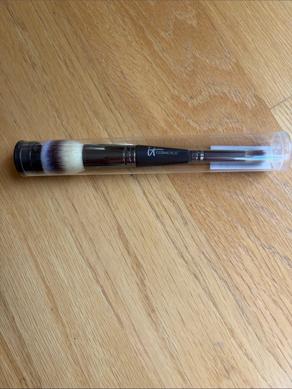 it cosmetics Duel-Ended Makeup Brush with Black Handle and White-Tipped Bristles